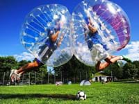 Bubble voetbal als vrijgezellenfeest in Scheveningen